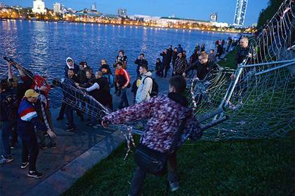 Кремль оправдал действия полиции на акциях протеста в Екатеринбурге