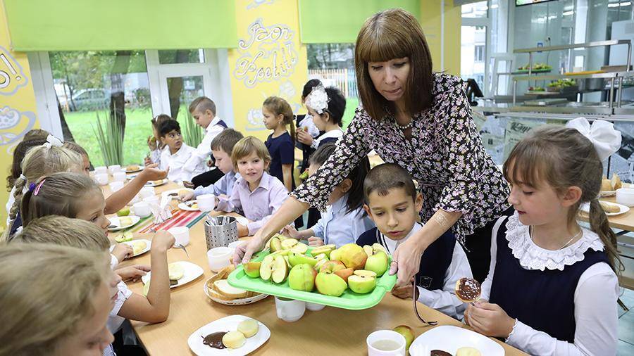 Путин допустил увеличение числа бесплатно питающихся школьников