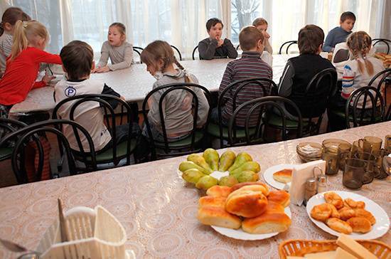 Путин предложил рассчитать стоимость бесплатного питания для большего числа школьников