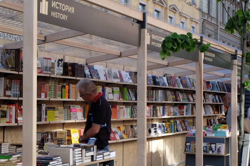Книжный салон в Петербурге посвятят 100-летию Даниила Гранина и Году театра