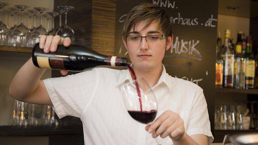 Британский официант по ошибке принес гостю бутылку вина в 17 раз дороже
