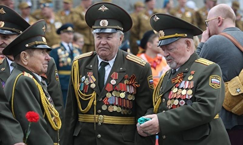 Максимум 10 орденов и медалей - в России радикально изменятся правила ношения военной формы