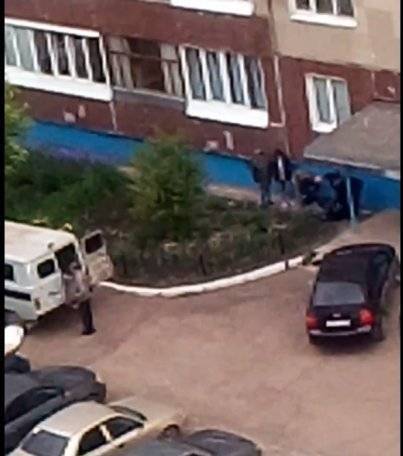 В Башкирии под окнами жилого дома обнаружен труп мужчины