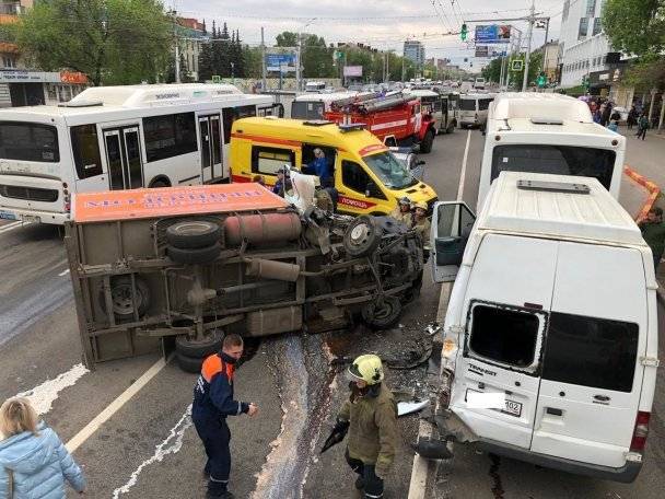 В Уфе грузовик столкнулся с двумя автобусами: имеются пострадавшие