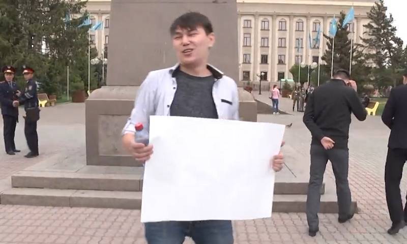 В Казахстане задержали активиста, который стоял на площади с пустым листом бумаги