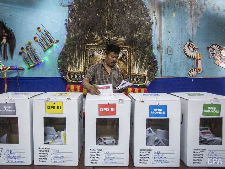В Индонезии почти 500 сотрудников избиркомов умерли после подсчета голосов