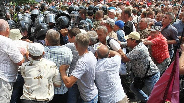 В Киеве автомобилисты устроили стычку с правоохранителями