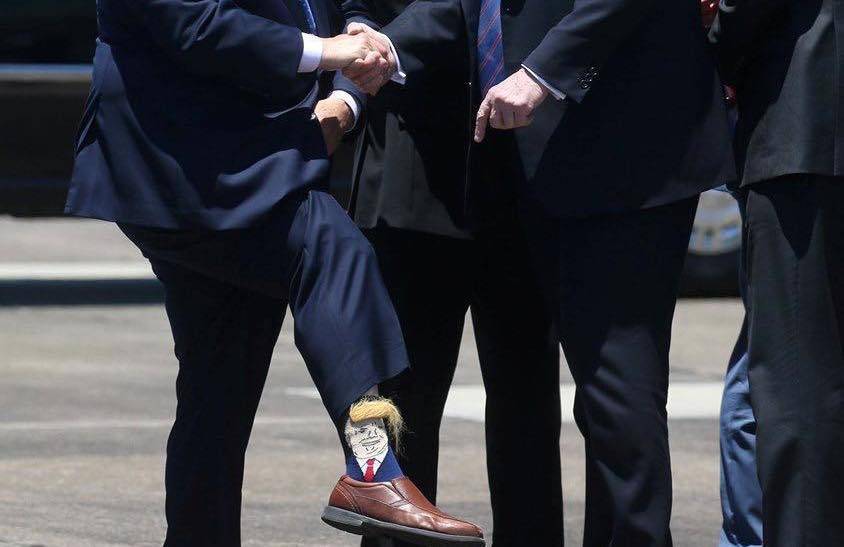 Ну и что, что президент: вице-губернатор штата в США встретил Трампа в лохматых носках