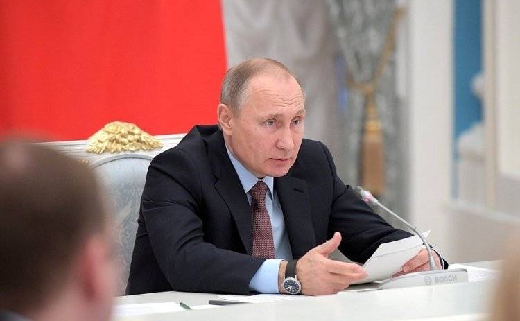 Путин заявил, что с чиновников должен быть особый спрос