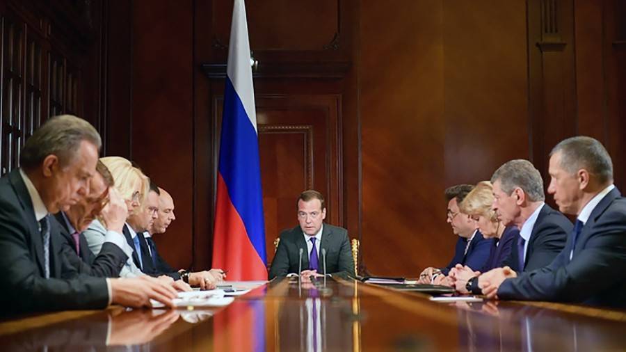 Медведев пригрозил лишить регионы полномочий