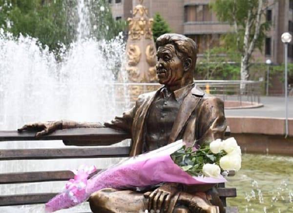 Скульптура Шакена Айманова появилась в Алматы (фото)