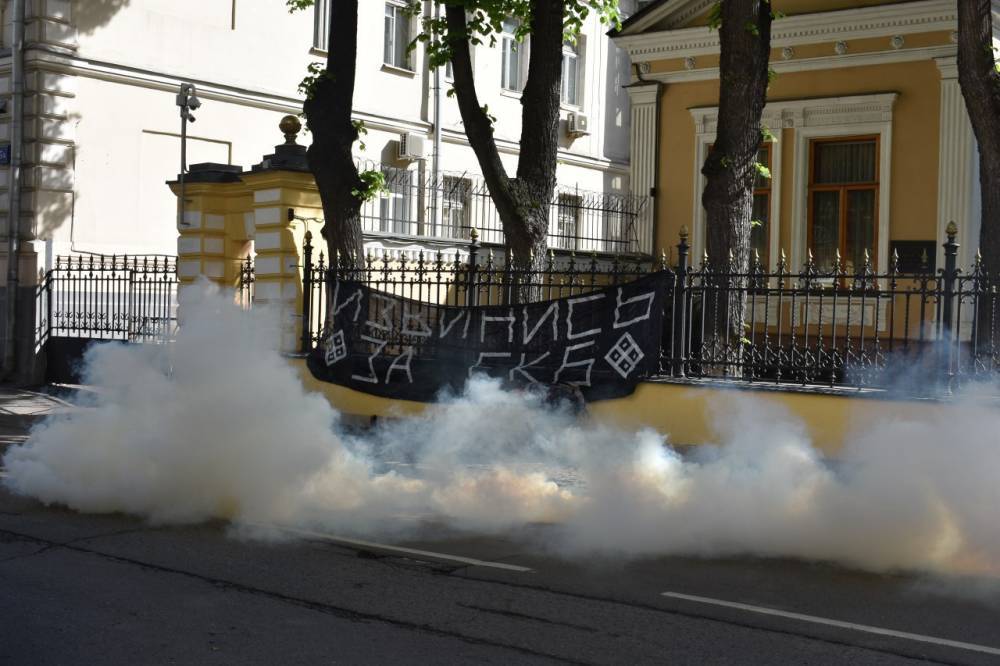 В Москве на здании управления патриархии активисты вывесили плакат «Извинись за Екб» и зажгли дымовые шашки