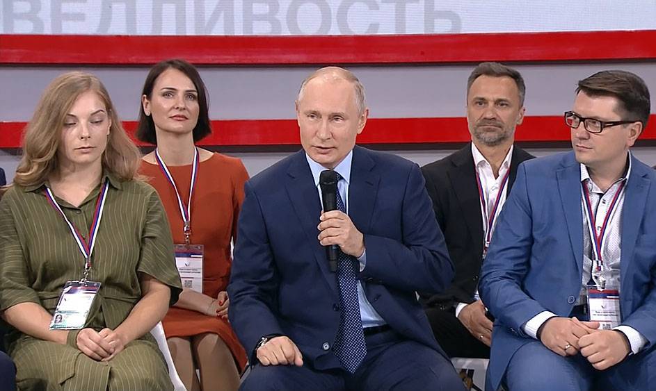 "Соседку свою на руках носил": Путин вспомнил о жизни без лифта