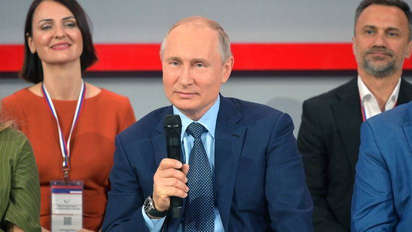 Путин рассказал, как на руках носил пожилую соседку в доме без лифта