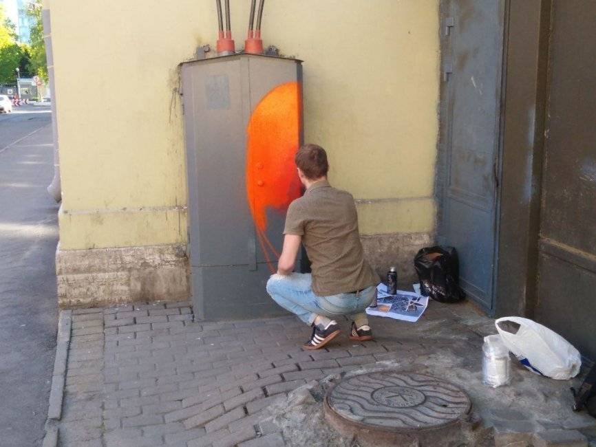 Петербургские активисты посадили цветы и нарисовали граффити на Тульской улице