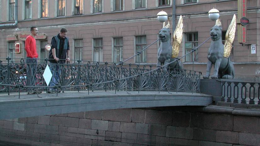 На Банковский мост в Петербурге начали возвращать скульптуры грифонов