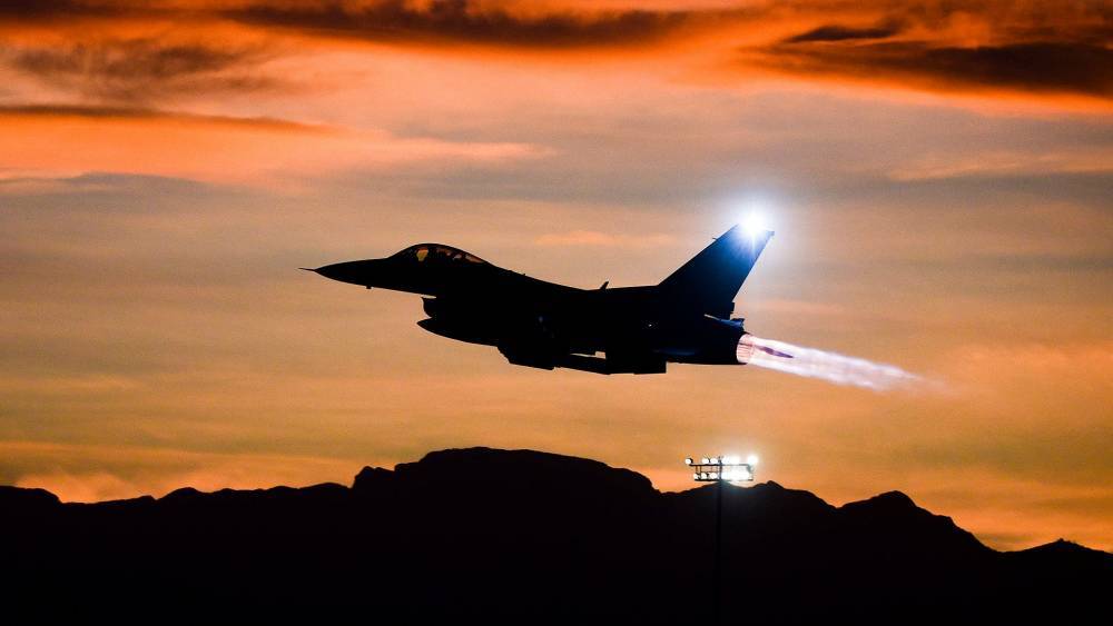 В США очередное крушение: истребитель F-16 врезался в склад на военной базе в Калифорнии