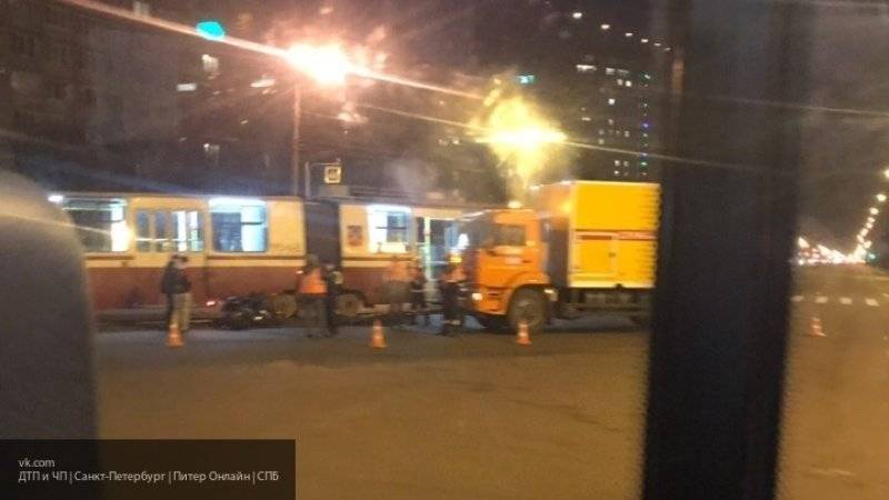 Мотоциклист столкнулся с трамваем на проспекте Солидарности в Петербурге