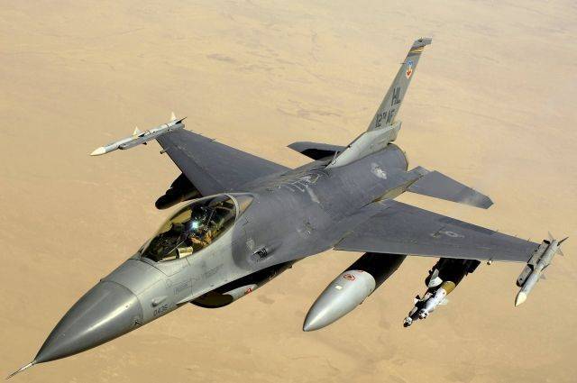 Истребитель F-16 рухнул на здание в Калифорнии