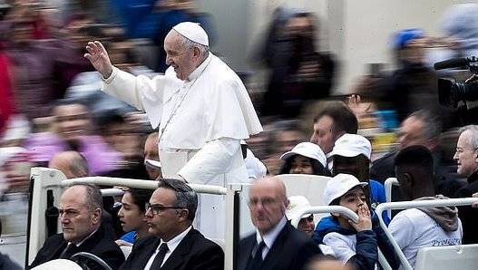 Папа Римский прокатил ВОСЕМЬ мигрантов в своем Mercedes (видео)