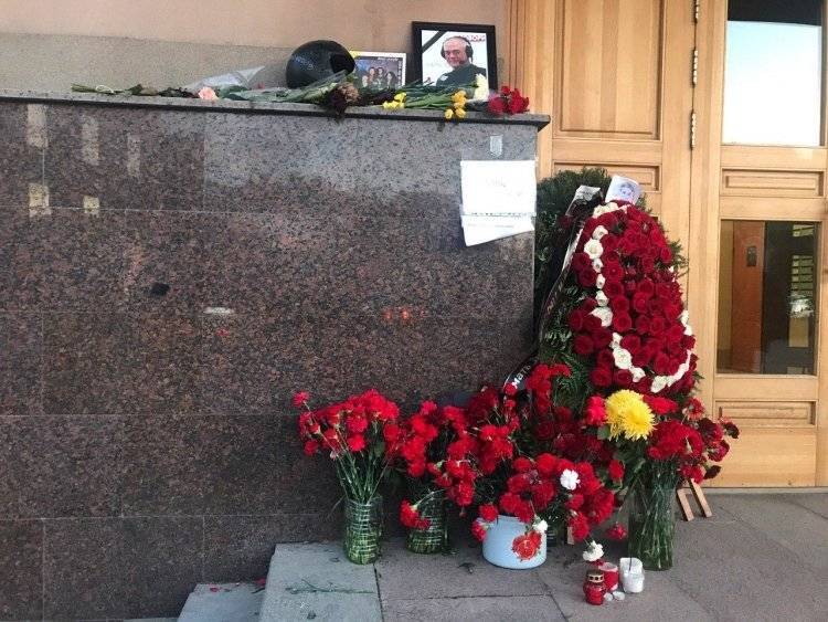Прощание с Сергеем Доренко проходит на Троекуровском кладбище в Москве