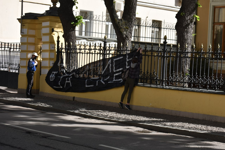 К участнице группы, вывесившей плакат «Извинись за Екб» на заборе управления патриарха, пришла полиция