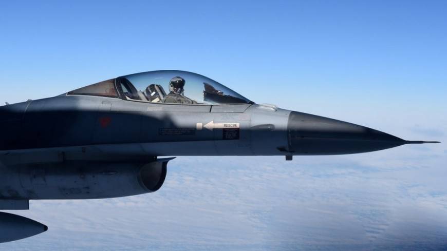 Американский истребитель F-16 упал на склад в Калифорнии (ВИДЕО)