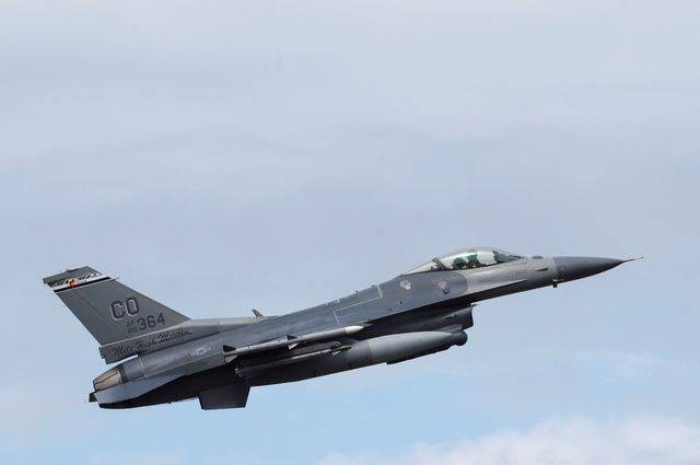 В сети появилось видео крушения истребителя F-16 в Калифорнии