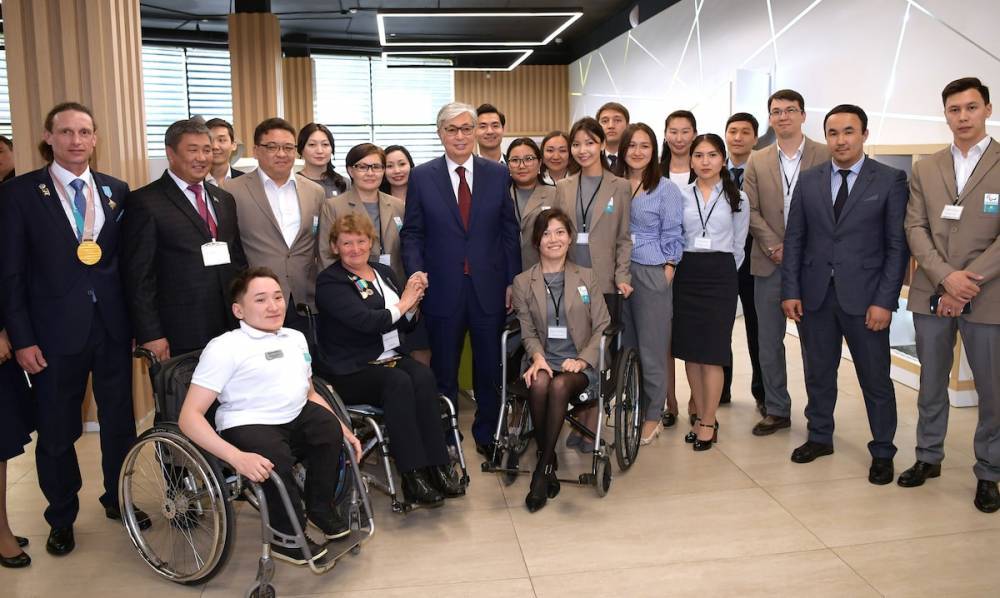 Токаев посмотрел выступлениями параспортсменов и посетил центр семейного здоровья