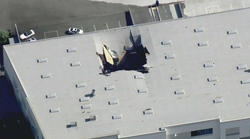 В Калифорнии истребитель F-16 потерпел крушение и врезался в склад. Момент крушения попал на видео