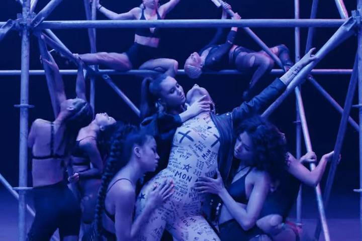 Певица Maruv показала сексуальный клип с полуобнаженными танцорами