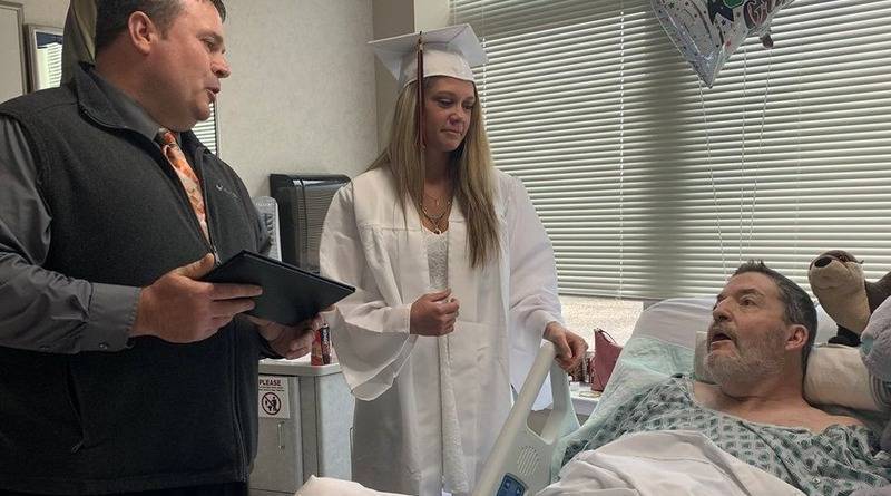 Старшекласснице вручили диплом в больнице, чтобы церемонию увидел ее умирающий отец (фото)