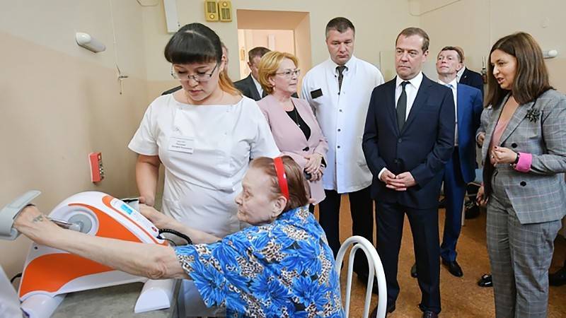 На старшее поколение в России выделят 100 млрд рублей