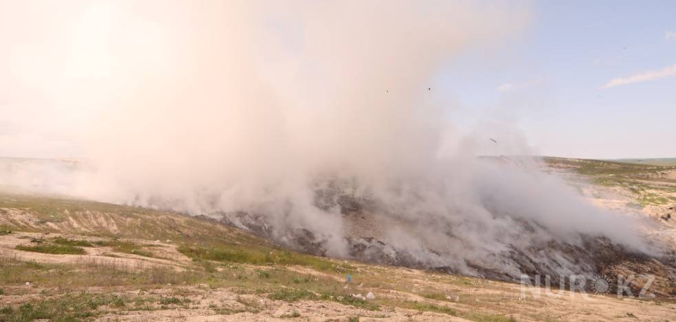 Пожар на полигоне близ Алматы: очаги тления засыпают грунтом
