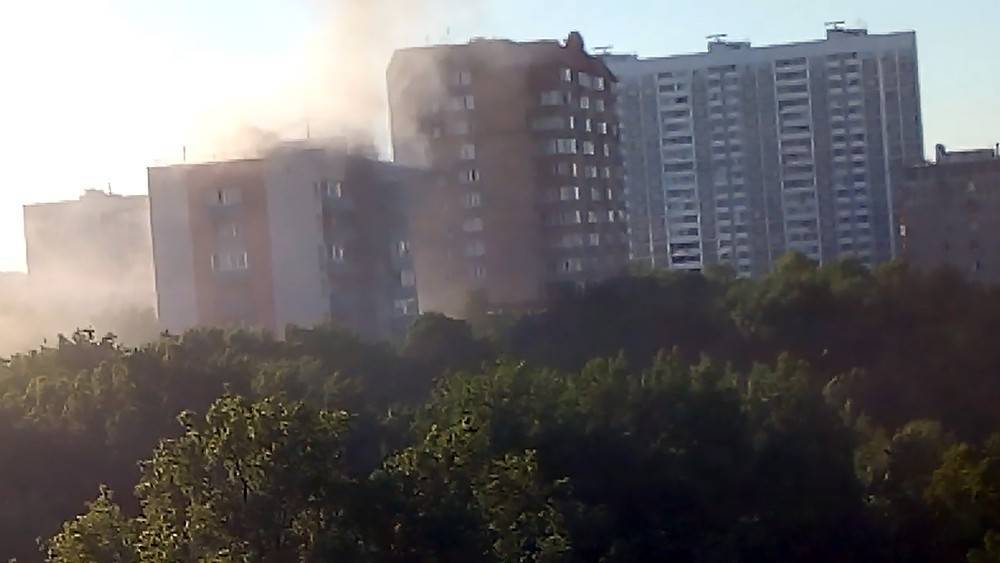 Север Москвы заволокло ядовитым дымом: опубликовано видео страшного пожара в высотке