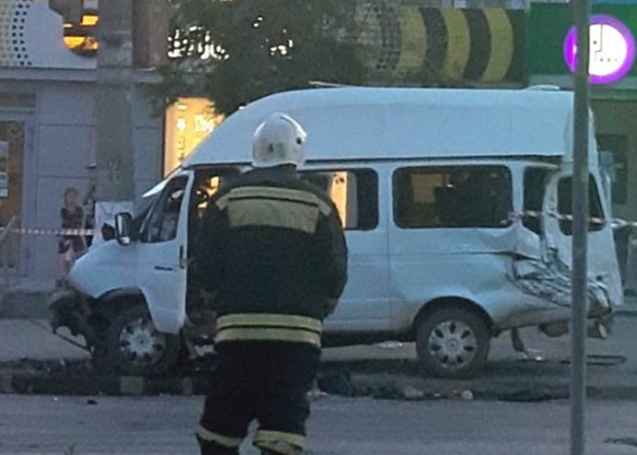 16 человек пострадали в ДТП с участием маршрутки в Волгограде