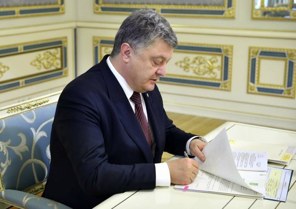 В последний рабочий день Порошенко дал украинское гражданство экс-депутату Госдумы РФ и сестре террориста Сенцова