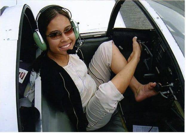 Девушка, которая родилась без рук, стала лицензированным пилотом и получила черный пояс по тхэквондо