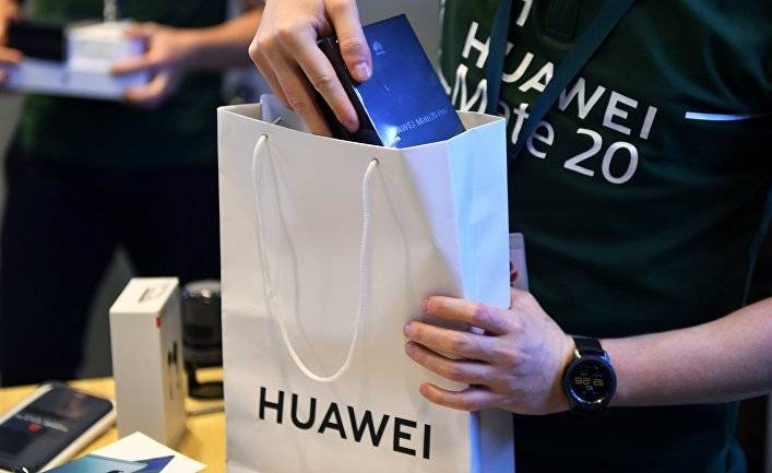 Bloomberg (США): Трамп сам отдает компании Huawei палку, чтобы высечь США