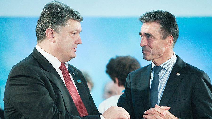 Порошенко уволил экс-генсека НАТО с должности своего советника