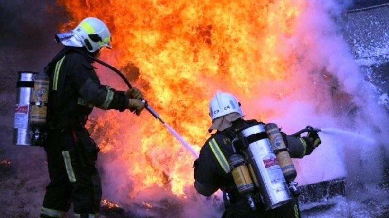 Пожарные ликвидировали возгорание на складе бывшего хлебозавода в Таганроге