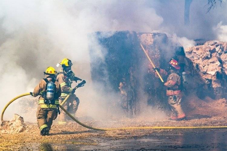 Пожарные локализовали возгорание на складе в Таганроге
