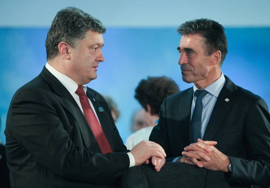 Порошенко уволил экс-генсека НАТО с поста советника президента Украины