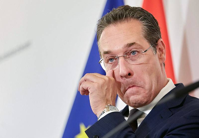 Спутавшийся с россиянкой вице-канцлер Австрии лишился поста