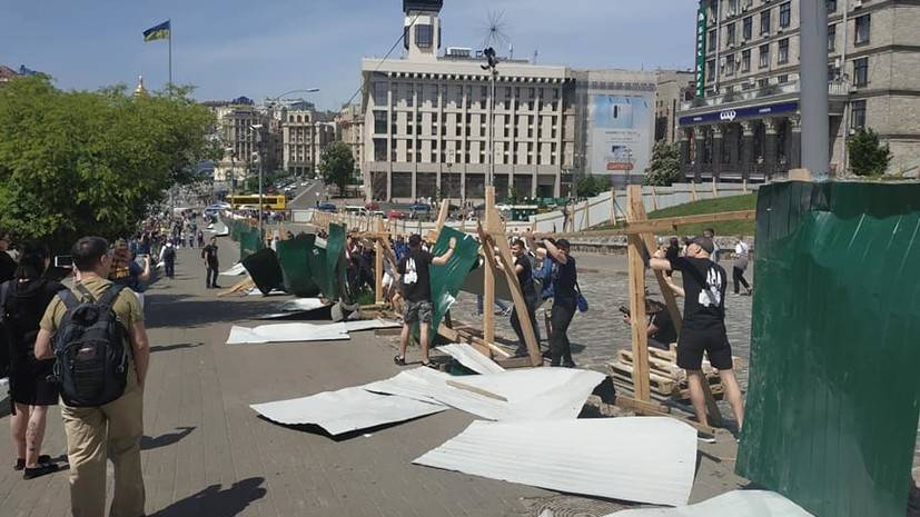 Радикалы сломали забор на аллее «небесной сотни» в Киеве