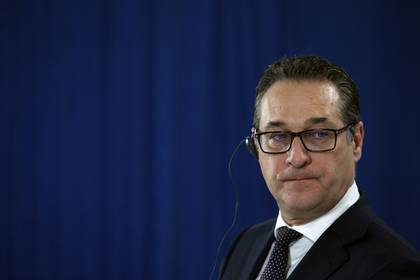Подавший в отставку вице-канцлер Австрии развеял слухи о встрече с россиянкой