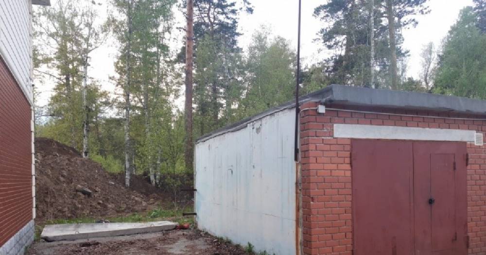 На Урале бетонная плита забора насмерть придавила 12-летнего школьника.