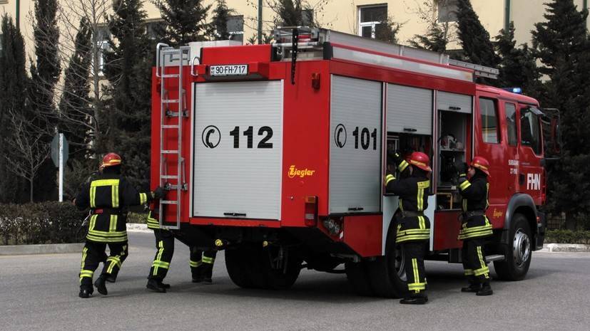 В МЧС Азербайджана заявили о ликвидации пожара в одном из ТЦ Баку