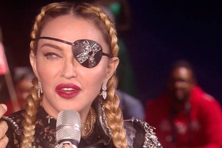 Мадонна показалась на «Евровидении» одноглазой и с косами