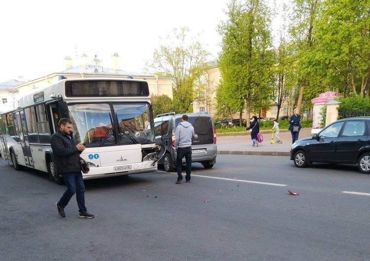 Десять человек пострадали в аварии в Петербурге